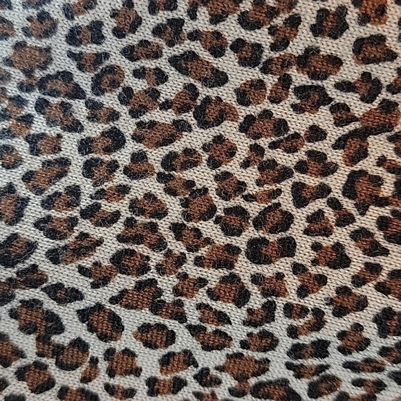 𝅺100% merino wool Banana Republic leopard print long sleeve M/L ? - Picture 4 of 5